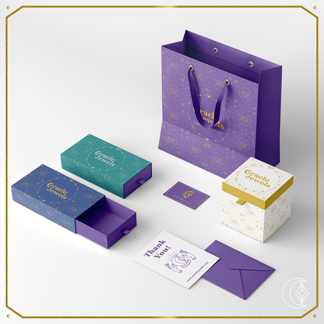 Oracle Jewels „Oracle Jewels“ ist ein Schmuckunternehmen, das sich auf handgefertigte mystische Schmuckkreationen spezialisiert hat, die meist aus Kristallen bestehen. Ihre Produkte haben eine einzigartige Note, die sie vom Rest unterscheidet.